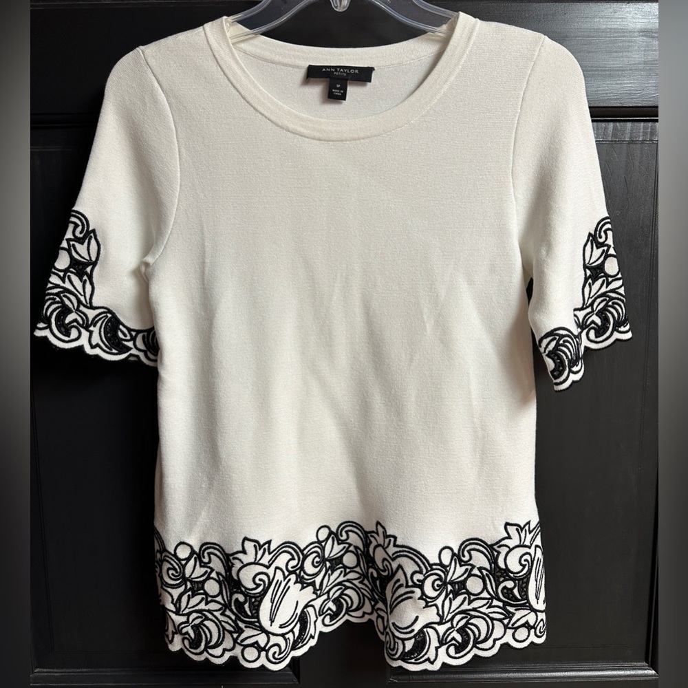 Ann Taylor Petite Short Sleeve Sweater White & Black Floral Women’s Size SP